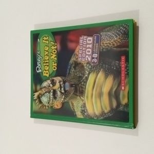 2009 Scholastic Ripley's Believe it or Not 139 pages 3D Cover Book